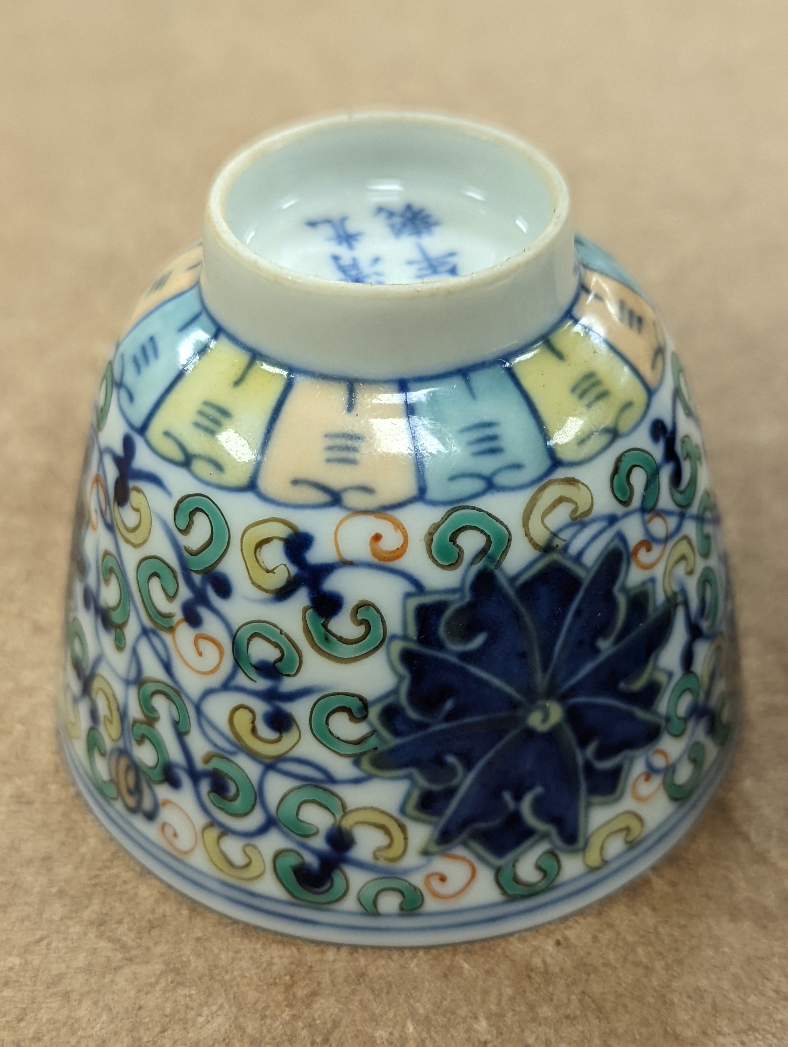 A pair of Chinese doucai cups 6cm